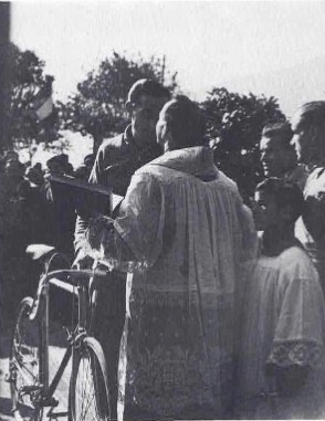 fausto coppi il 21 ottobre 1949 porta bici e maglia gialla al santuario della Madonna del Ghisallo